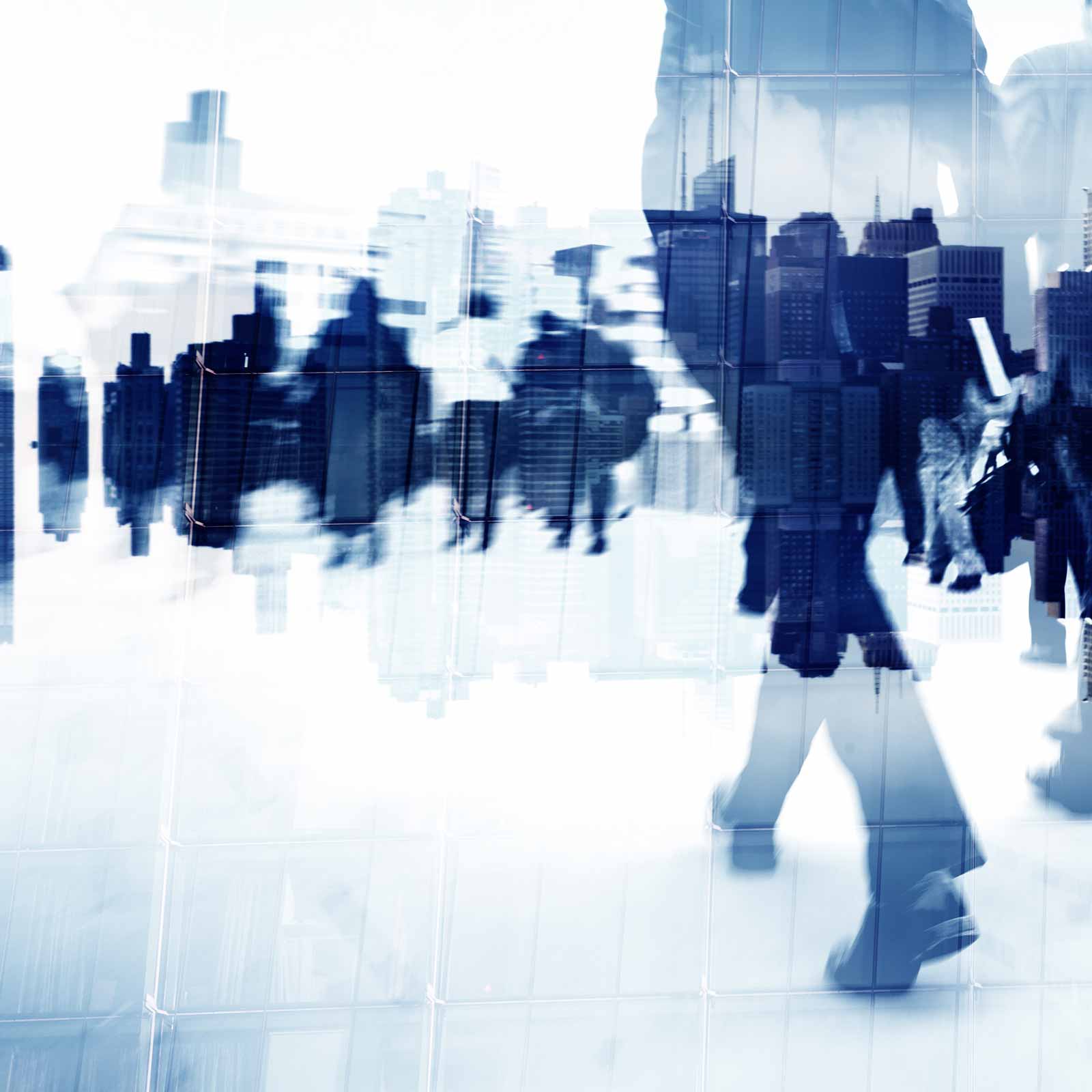 chi-siamo-1 persone che camminano in una città